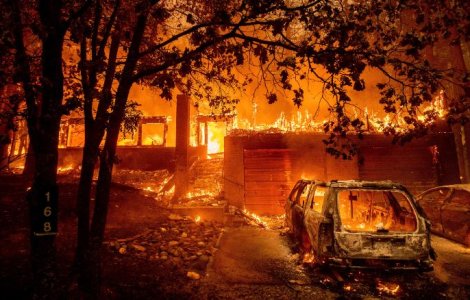 Pompierii din California luptă cu un incendiu care își generează propriul climat