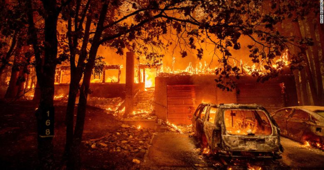 Pompierii din California luptă cu un incendiu care își generează propriul climat