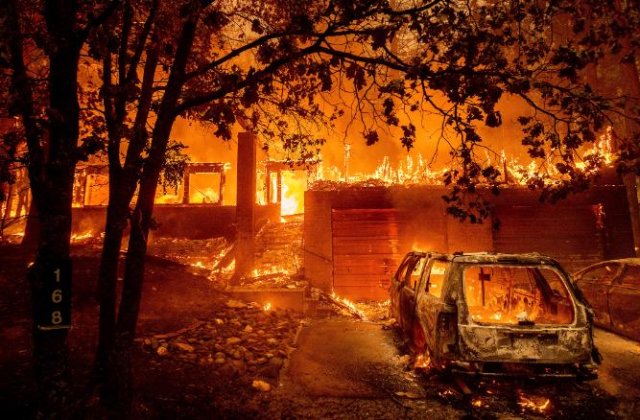 Pompierii din California luptă cu un incendiu care &icirc;și generează propriul climat