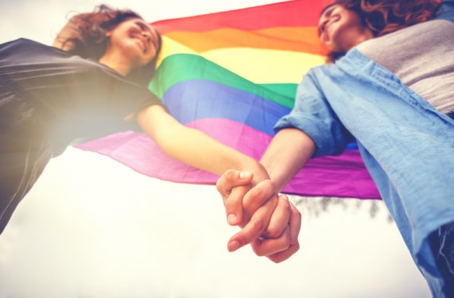 Mai multe drepturi pentru LGBTQ: Parteneriat civil înregistrat oficial între două persoane de același sex