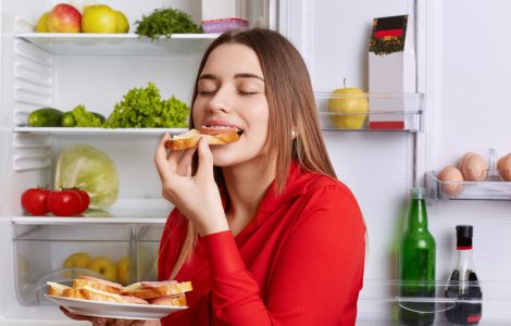  Top  4 motive pentru care îți este foame tot timpul și nu scapi de kilogramele în plus