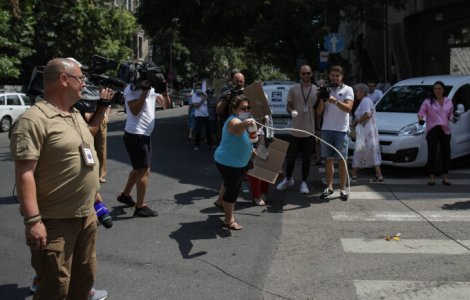 VIDEO Răfuială cu ouă, lapte bătut și pumni la DNA, din cauza lui Liviu Dragnea