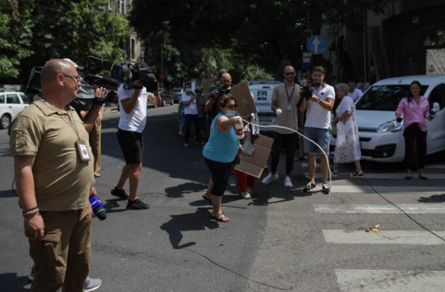 VIDEO Răfuială cu ouă, lapte bătut și pumni la DNA, din cauza lui Liviu Dragnea