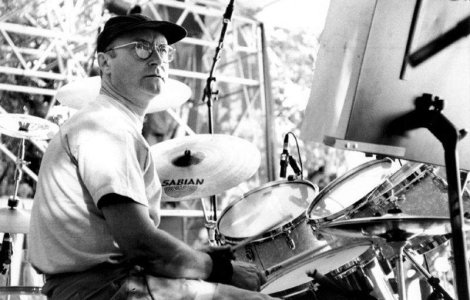 Phil Collins nu mai poate canta la tobe