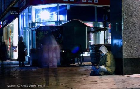 Romani acuzati ca au obligat zece persoane sa cerseasca in Franta