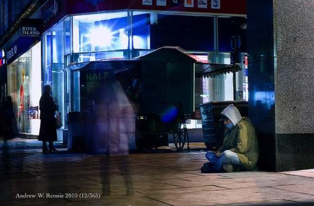 Romani acuzati ca au obligat zece persoane sa cerseasca in Franta