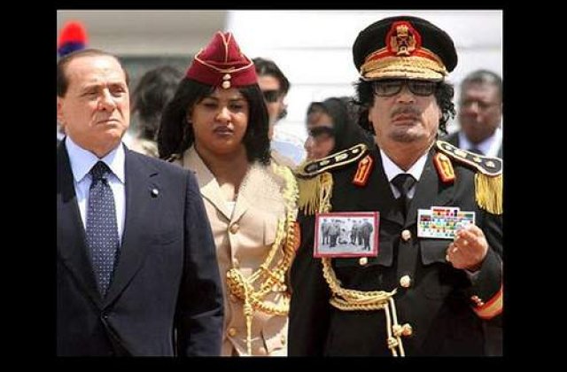 [VIDEO]: Berlusconi i-a pupat mana lui Gaddafi