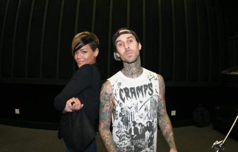 Rihanna invata sa cante la tobe!