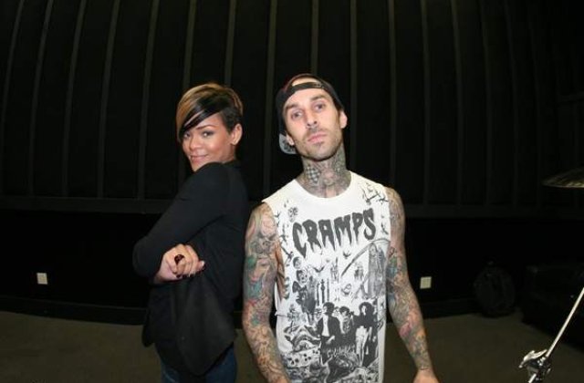 Rihanna invata sa cante la tobe!