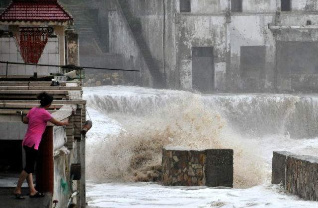 Cel putin doi morti si sute de mii de persoane evacuate din cauza taifunului Fitow