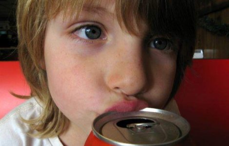 Atac la Coca-Cola! Un europarlamentar PDL cere UE sa trateze sucurile la fel ca tigarile sau alcoolul