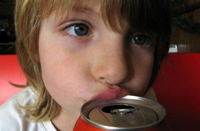 Atac la Coca-Cola! Un europarlamentar PDL cere UE sa trateze sucurile la fel ca tigarile sau alcoolul