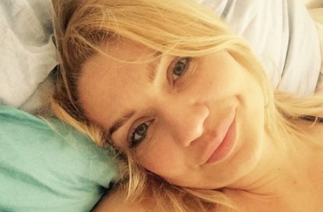 Mama la mare, fetița în spital! Cristina Cioran, pe plajă cu iubitul ei