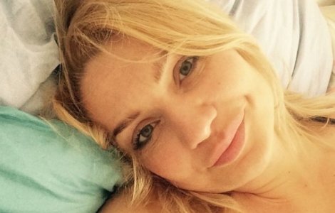 Mama la mare, fetița în spital! Cristina Cioran, pe plajă cu iubitul ei