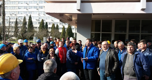 VIDEO Protest la Temocentrala Mintia, închisă după 52 de ani din cauza insolvenței. 700 de oameni au rămas șomeri