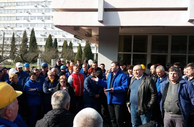 VIDEO Protest la Temocentrala Mintia, &icirc;nchisă după 52 de ani din cauza insolvenței. 700 de oameni au rămas șomeri