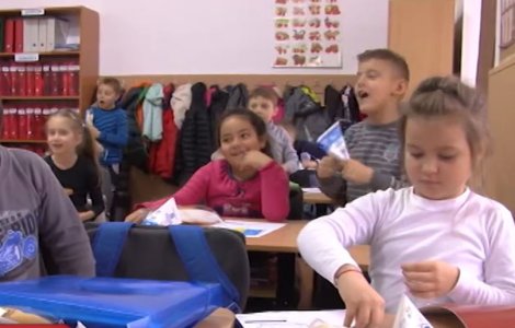 Cornul și laptele, date uitării de pandemie. Legea nu a permis livrarea lor în spitale și cămine/ Mii de tone de mâncare au ajuns la gunoi