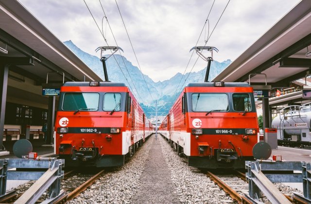 Două trenuri ce transportau marfă s-au ciocnit la Fetești