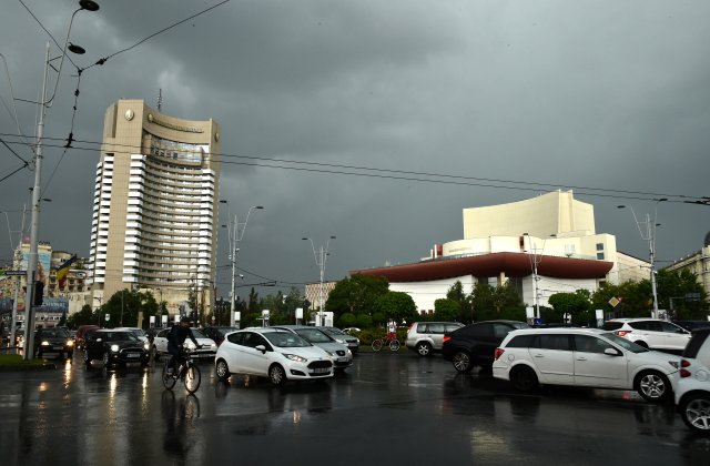 Prăpăd în țară până duminică. Coduri galbene și portocalii de caniculă și furtuni se abat asupra României