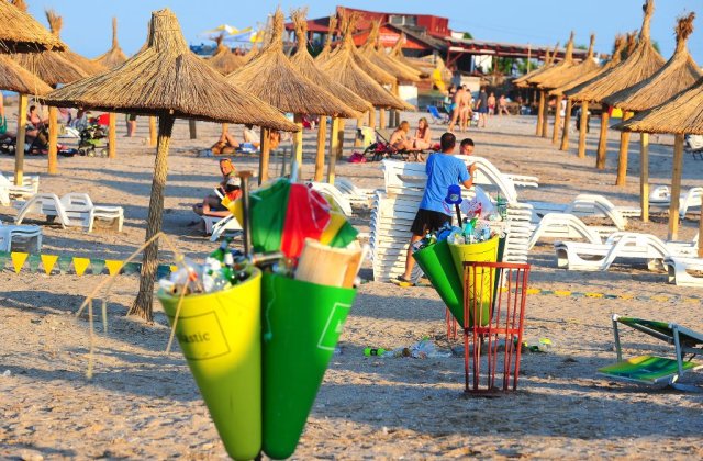 Costinești, „plaja gunoaielor”. Turiștii se bronzează cu mizeria sub nas