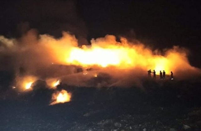Incendiu de la căldura excesivă. Groapa de gunoi din Arad a luat foc