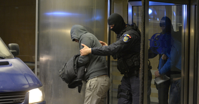 Un triunghi amoros din Petroșani, o adevărată provocare pentru autorități. „Esmeralda” a cheltuit cu un interlop banii străinului pe care l-a sedus, apoi a dispărut