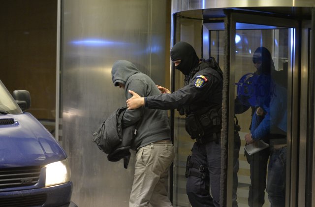 Un triunghi amoros din Petroșani, o adevărată provocare pentru autorități. „Esmeralda” a cheltuit cu un interlop banii străinului pe care l-a sedus, apoi a dispărut