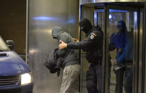 Un triunghi amoros din Petroșani, o adevărată provocare pentru autorități. „Esmeralda” a cheltuit cu un interlop banii străinului pe care l-a sedus, apoi a dispărut