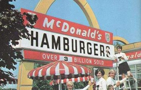 McDonald's isi face universitate in China