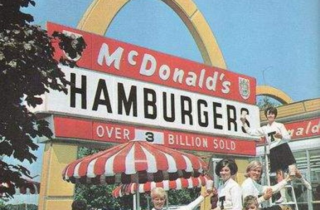 McDonald's isi face universitate in China