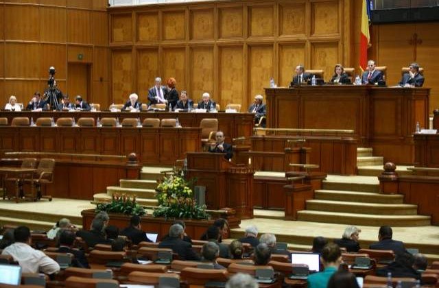 Parlamentarii pot cumula pensia cu salariul
