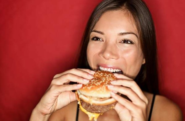 Cine cumpara de fapt fast-food: Femeile si persoanele cu venituri mari