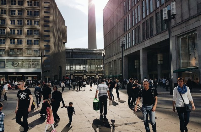 Prima țară din lume a decis să renunțe la distanțarea socială