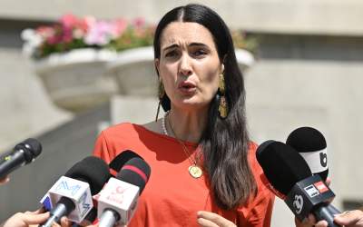 Clotilde Armand anunță că va...