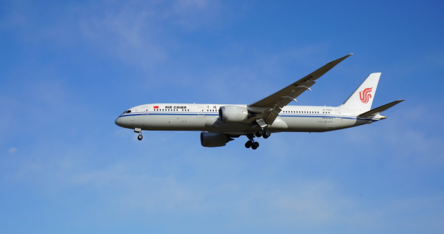 Un copilot TAROM a leșinat în timp ce manevra avionul. Ce s-a întâmplat