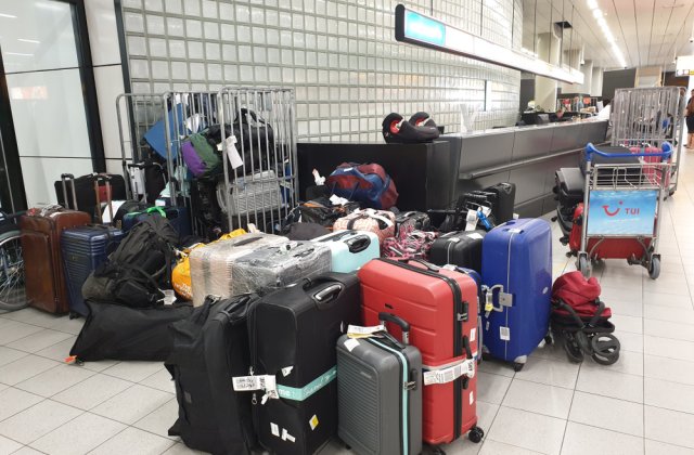 174 de pasageri ai unui avion au ajuns la Iași fără bagaje. Unde s-au rătăcit acestea