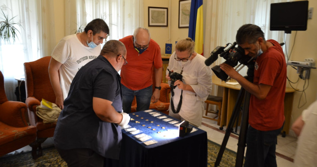 FOTO Un bucureștean a descoperit o comoară în pădure. Bărbatul va primi 45% din valoarea tezaurului