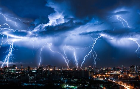 Nu faceți duș pe timp de furtună! Cum vă poate salva viața regula celor 30 de secunde