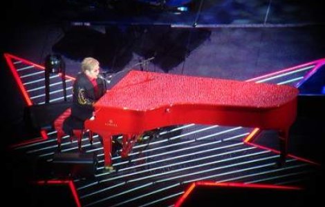 Elton John, concert la piramidele mayase