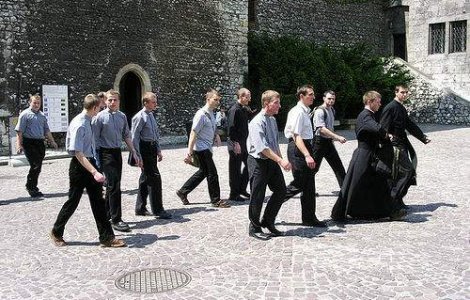 Scandalul preotilor pedofili: O capela italiana a fost vandalizata