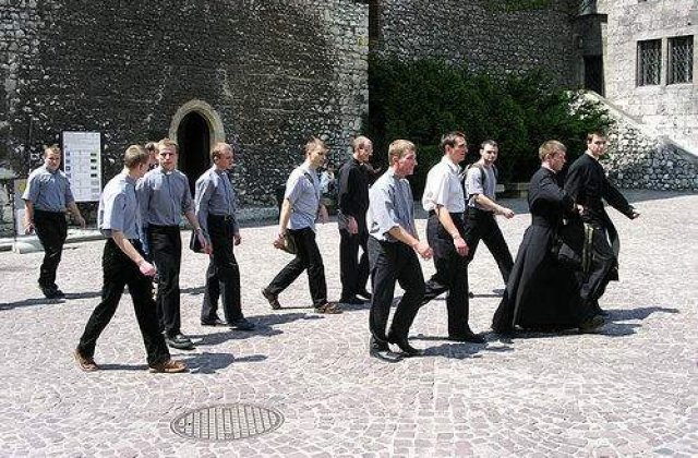 Scandalul preotilor pedofili: O capela italiana a fost vandalizata