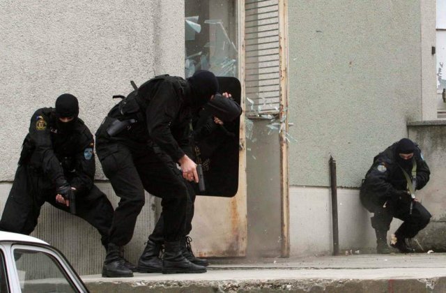 Peste 100 de perchezitii in Romania pentru fraude informatice