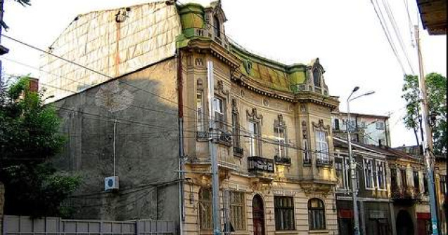 O casa s-a prabusit pe Calea Mosilor