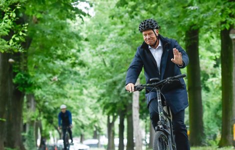 Președintele Klaus Iohannis, pe bicicletă către Palatul Cotroceni