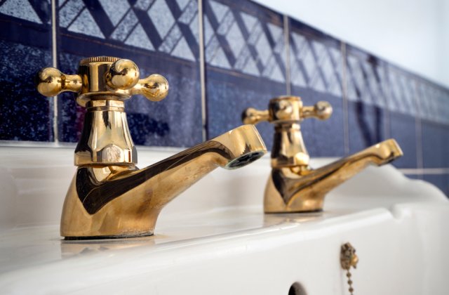 3 motive pentru care oamenii din Marea Britanie au 2 robinete