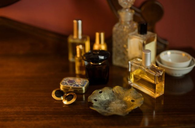 Cum alegi un parfum de calitate? 5 criterii de care să ții cont