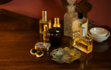 Cum alegi un parfum de calitate? 5 criterii de care să ții cont