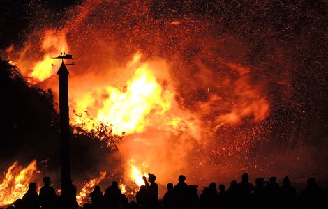 Furtuni de foc și explozii în Grecia. Vântul intensifică incendiile de vegetație