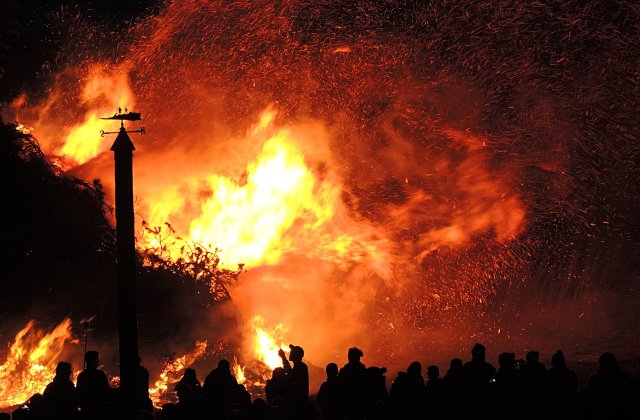 Furtuni de foc și explozii puternice &icirc;n Grecia. V&acirc;ntul intensifică incendiile de vegetație