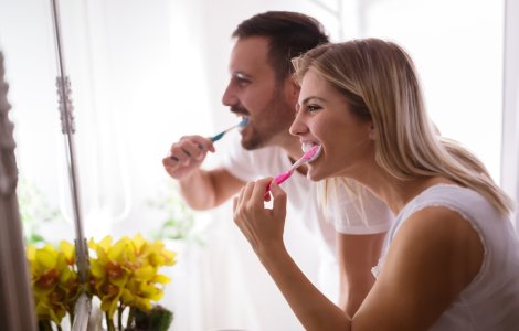  Top  Ai grijă de dantura ta: 4 semne că îți speli dinții prea tare